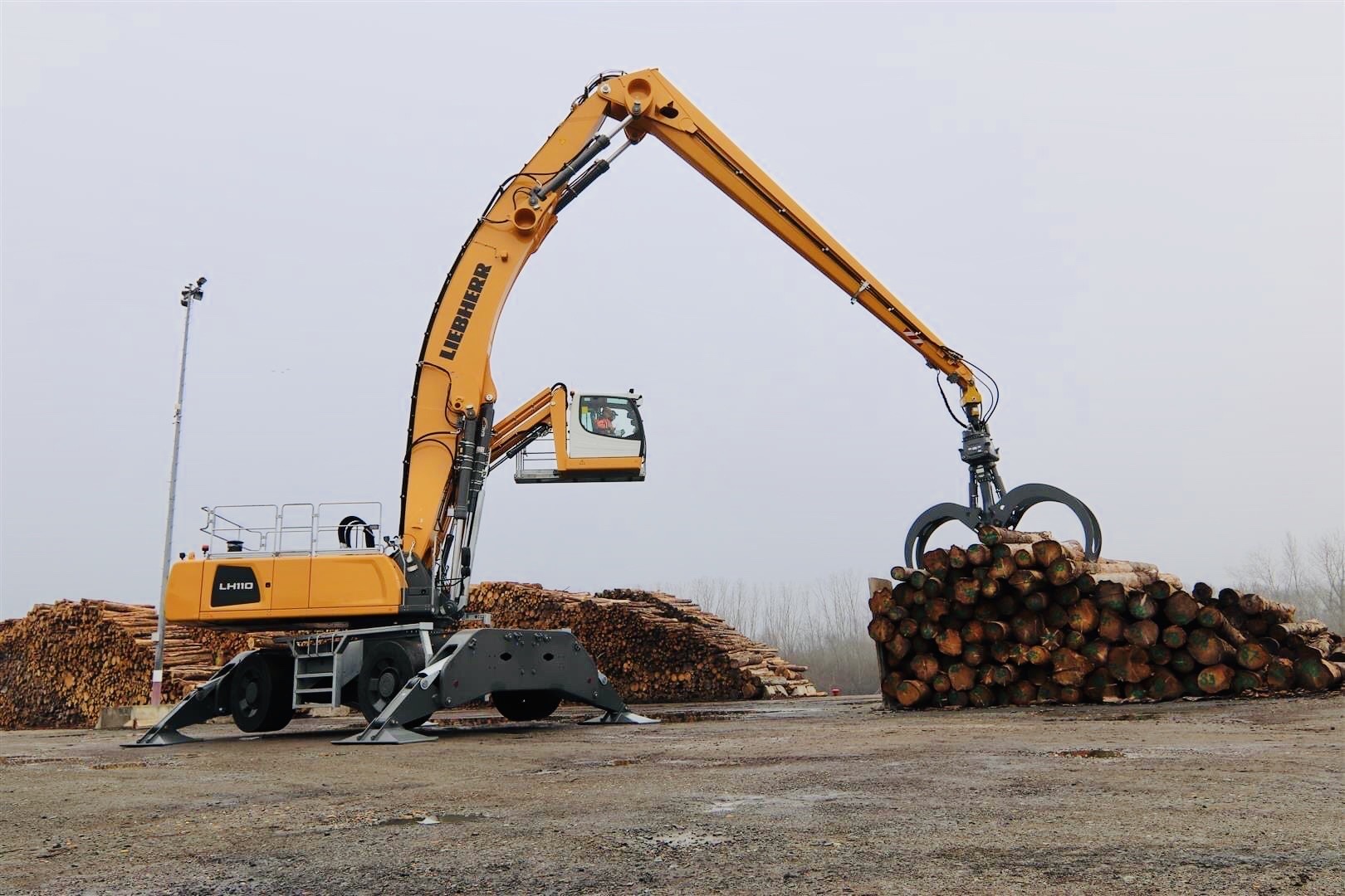 Un peson Steelyard 32T équipe la plus grande pelle de manutention Liebherr jamais livrée en France 🇫🇷 